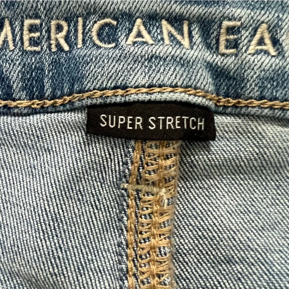 AE American Eagle Curvy Hi Rise Shortie Light Wash Jean Shorts - Picture 10 of 10